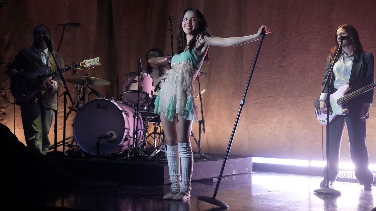 Watch Olivia Rodrigo Debut Song with Weyes Blood on SNL - Pitchfork