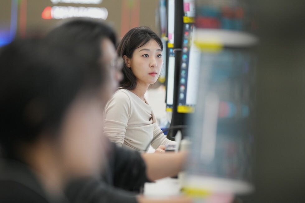 Shares mostly gain in Asia after Wall St hits new records, while oil slips - AP News