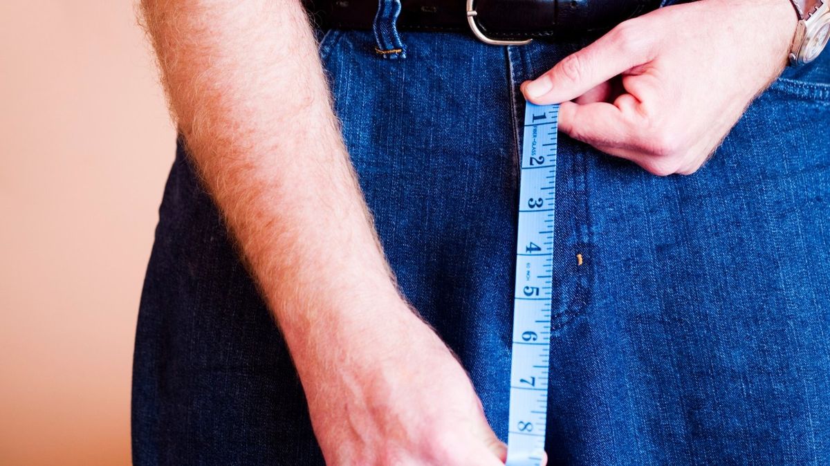 Doctor shares visible body part that can give away size of penis - LADbible