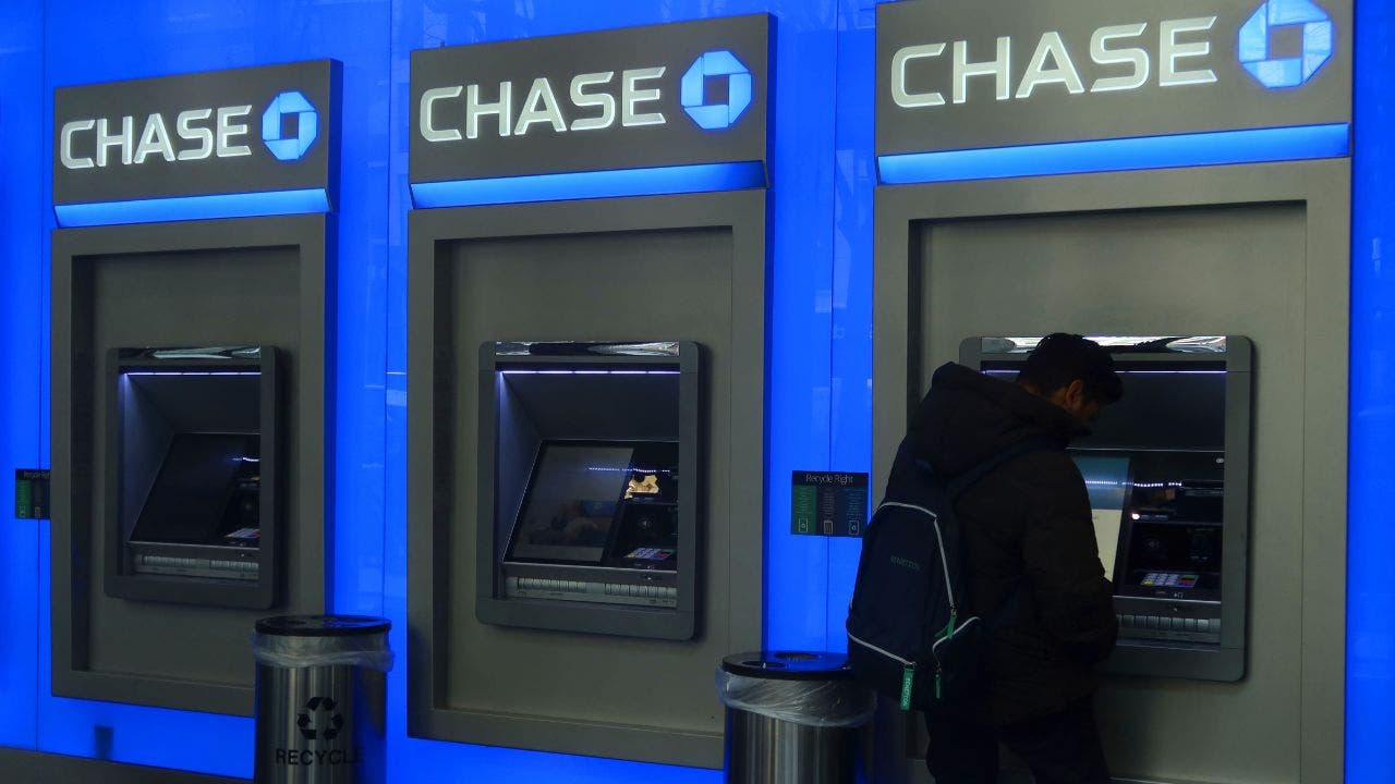 Officials warn of banking spoof callers draining customers' accounts - Fox Business