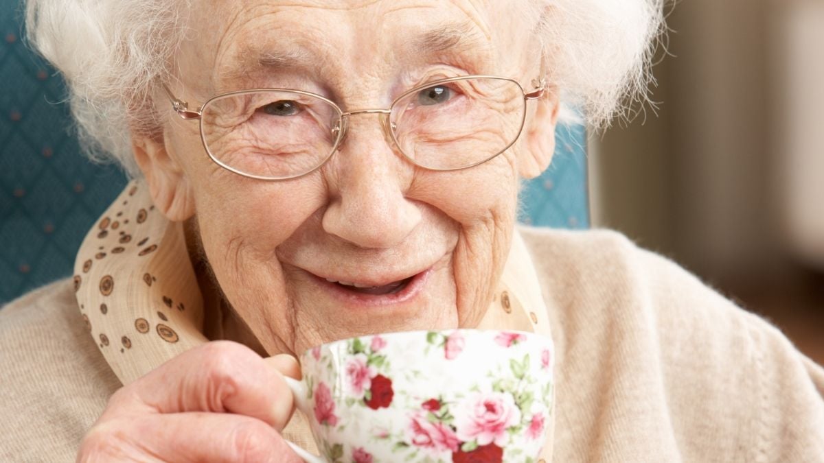 Choice of Tea or Coffee Could Affect Risk of Osteoporosis in Older Women - ScienceAlert