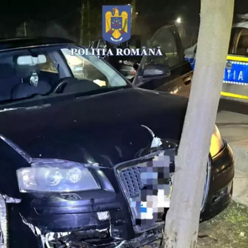 Un adolescent de 18 ani, fără permis, a furat o mașină și a intrat cu ea într-un copac