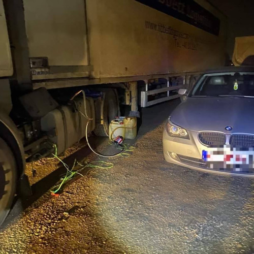 Persoane prinse in flagrant cu motorina furata din autocamion in Prahova