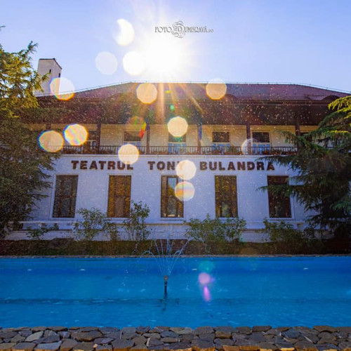 Incepe premiera piesei "Omul cel bun din Seciuan" pe 28 martie la Teatrul "Tony Bulandra" din Targoviste. Spectacolul este regizat de Dumitru Acris si aduce in prim-plan teme despre bunatate si divinitate. Durata: 2h Recomandat 16+.