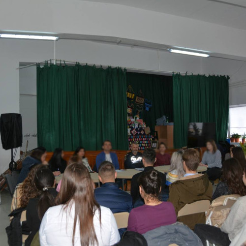 Politisti si studenti participeaza la activitate interactiva pentru a preveni victimele tinerilor.