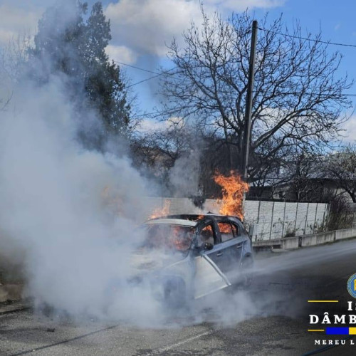 Autoturism distrus de incendiu în comuna Aninoasa, sat Viforata