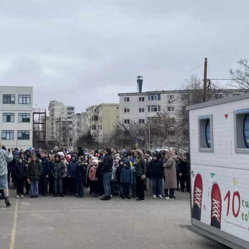 20 de clase de la Școala nr. 16 intră în competiția "10 cu felicitări pentru colectarea separată" pentru a strânge deșeuri reciclabile