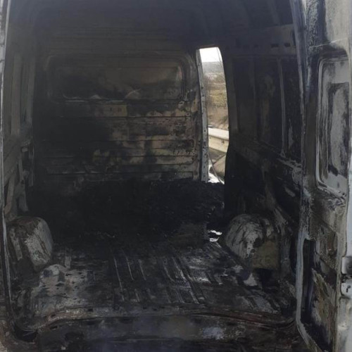 Autoutilitară distrusă de un incendiu pe autostrada A3 Turda - Cluj-Napoca. Pompierii au intervenit și au lichidat flăcările rapid. În autoutilitară se aflau produse celulozice.