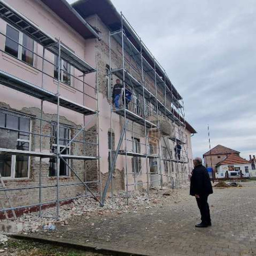 Lucrări ambițioase de reabilitare la școala din Teiuș, o clădire cu o vechime de 80 de ani. Se schimbă complet aspectul său exterior