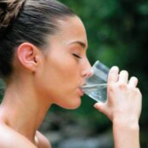 Gratuitate pentru apă în localuri: Lege adoptată în Camera Deputaților