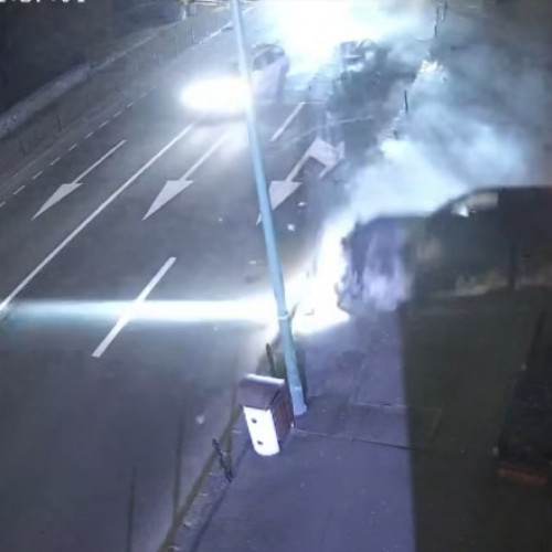 Accident grav în fața Primăriei Brașov, filmat de camerele de supraveghere. Tinerul șofer de 19 ani, implicat într-o cursă ilegală, a pierdut controlul mașinii și a lovit stâlpii de pe trotuar, accidentându-se și alți trei pasageri.