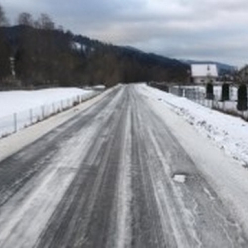 Accident pe gheață în drum spre o mănăstire, mașină derapată a lovit o femeie.