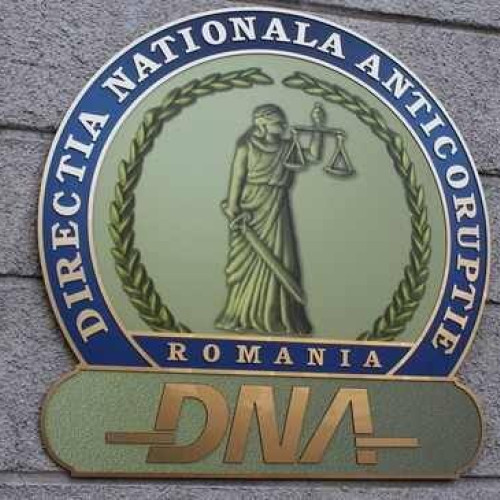 Avocat din cadrul Baroului Ialomița și alte două persoane trimiși în judecată pentru trafic de influență de către procurorii DNA