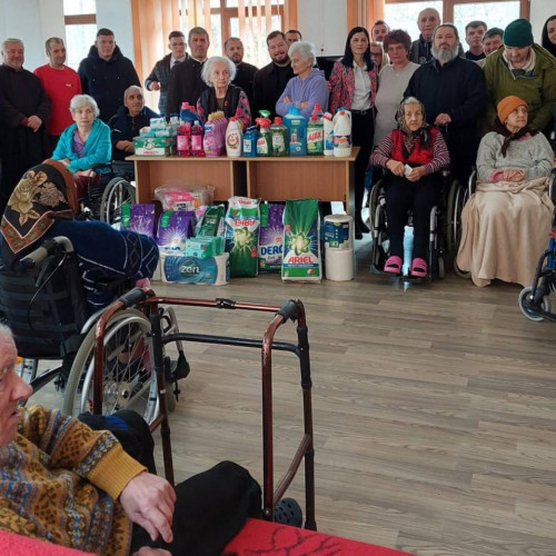 Biserica împreună cu tinerii din parohii dăruiesc produse de igienă Centrului Rezidențial Stejarul din Mereni în timpul Postului Învierii Domnului