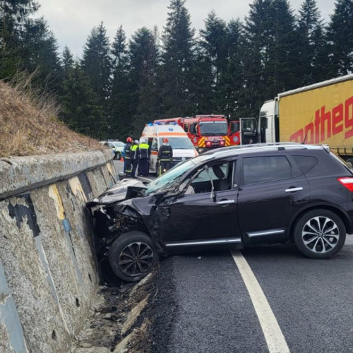 Trei răniți în urma impactului dintre o mașină și un tir la Poiana Stampei, județul Suceava. Pompierii și ambulanțele au ajuns rapid la fața locului. Trei victime, transportate la spital.