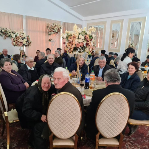 120 de cupluri aniversează 50 de ani de căsătorie în Petrești și sunt premiate de primarul comunei, Lucian-Daniel Andrei
