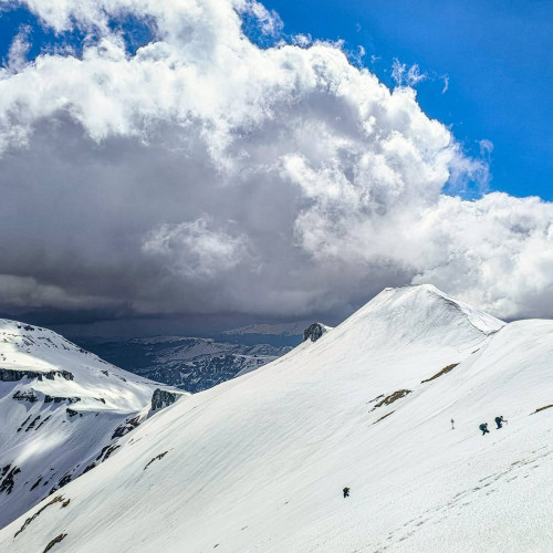 Atenție! Pericol crescut de avalanșe în jurul Parcului Național Piatra Craiului: Atragem atenția turiștilor să evite rutele periculoase în timpul sezonului de iarnă. Salvatorii montani din Zărnești sunt în alertă.