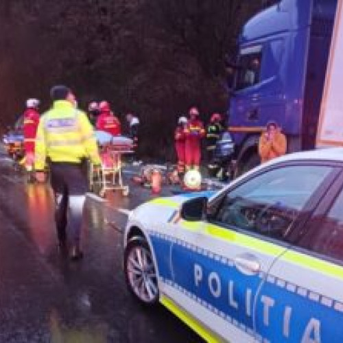 Accident cu victime la Pădurea Bogății, DN 13 blocat pentru cercetări. Doi adulți inconștienți, 3 copii intubați în spital.