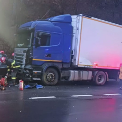 Accident grav cu șase răniți, printre care trei copii, pe DN 13. Două persoane sunt inconștiente în urma impactului.