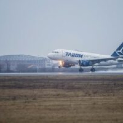 Avion Tarom lovit de fulger, sosit la București din Chișinău cu defecțiune tehnică. Pasagerii preluați de alt avion.