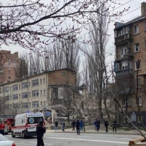 Atac devastator in capitala Ucrainei: Rusia bombardeaza cu rachete hipersonice Kievul ocupat. O clădire locuită a fost lovită.