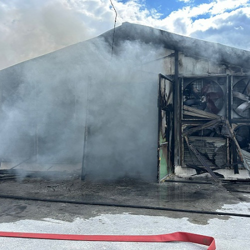 Alertă de incendiu la o hală de creștere a păsărilor din Sechereșa, intervenție a forțelor de urgență SOMEȘ și ISU.