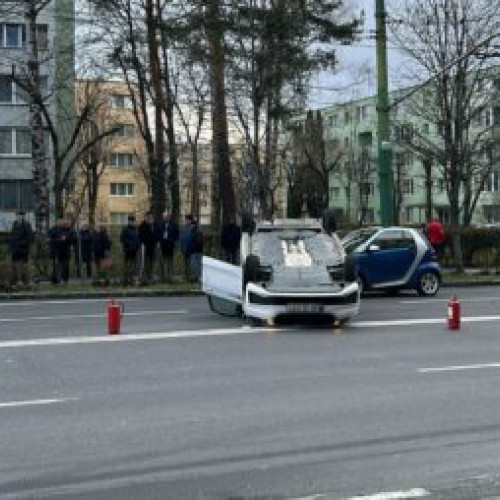 Accident rutier pe Bulevardul Saturn: o victimă conștientă, intervenție SMURD și autospecială pentru asistența medicală și prevenirea incendiilor