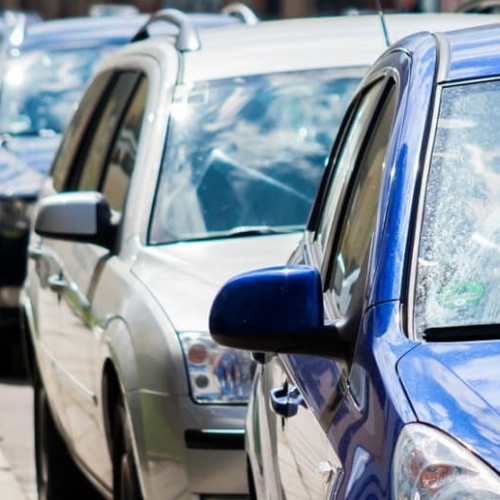 Staționarea cu motorul pornit, interzisă în orașe. Ce amenzi vor risca șoferii. Propunerea adoptată tacit de Senat