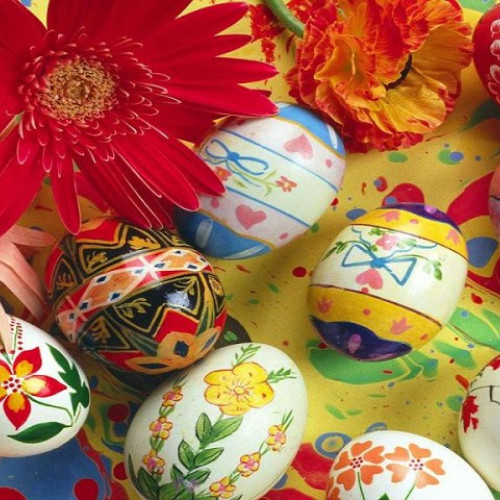 Târg de Paşte în Piaţa Sfatului din Brașov: Obiecte autentice de artă şi produse tradiţionale expuse de meşteşugari şi creatori locali!