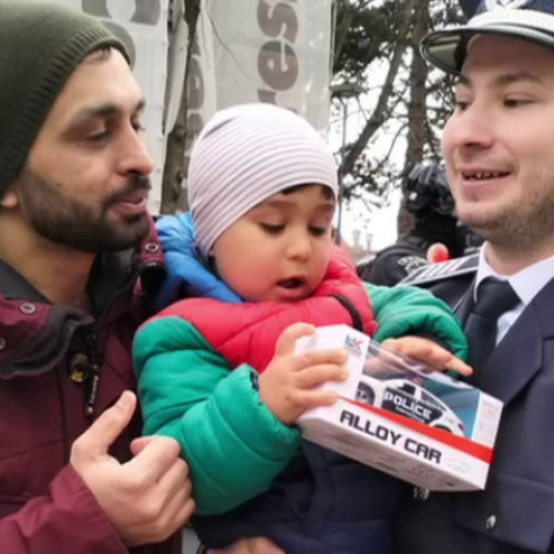 Moment emoționant la Botoșani: Aryan se întâlnește cu polițiștii care l-au salvat și primește cadouri