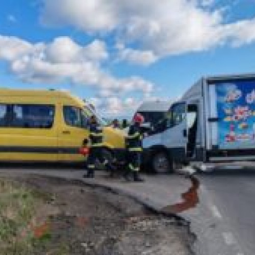 Accident rutier în județul Covasna: Microbuz implicat în coliziune cu 14 elevi la bord