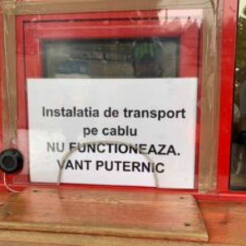 Transportul pe cablu din Poiana Brașov a fost întrerupt din cauza vântului puternic