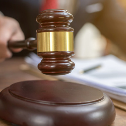 Băiat arestat la domiciliu pentru tâlhărie cere mutarea în altă locuință din cauza plictiselii acasă