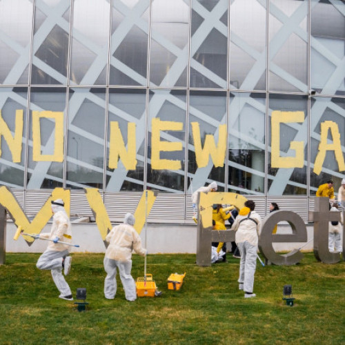 Protest Greenpeace la sediul OMV Petrom împotriva proiectului Neptun Deep