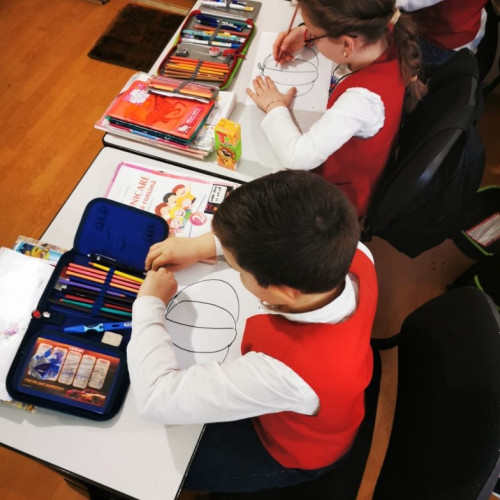 Elevi și profesori cu zile libere pentru Sărbătoarea Paștelui catolic