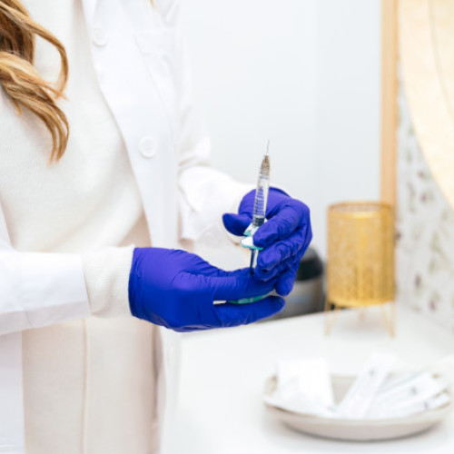 Un fals medic estetician din București, reținut de poliție după ce a mutilat mai mulți oameni și a efectuat operații ilicite la domiciliu.