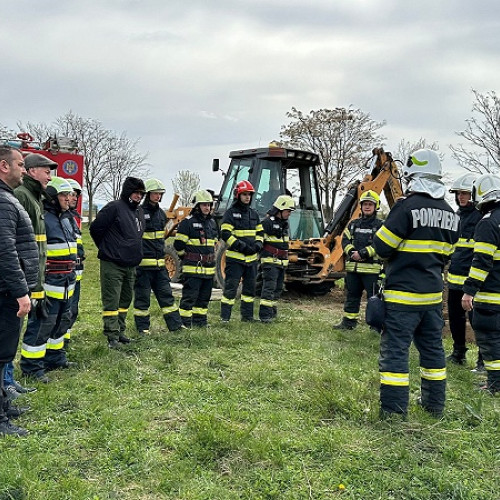 Muncitorul surprins într-o groapă la Berindan a fost salvat de pompierii voluntari din Odoreu și profesioniștii Inspectoratului Județean pentru Situații de Urgență într-un exercițiu de salvare reușit!