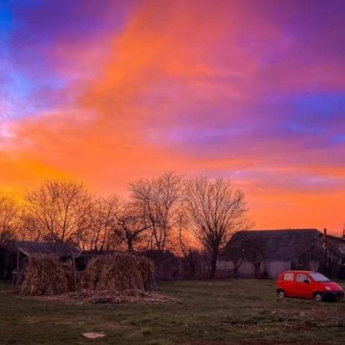 Roșul intens al cerului din Rădăuți, cauzat de praf saharian - Fotografii impresionante