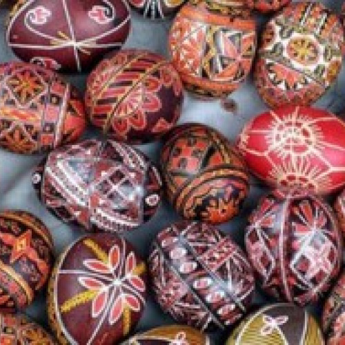 Un maraton de încondeiat ouă la Sfântu Gheorghe: câteva sute de participanți sunt așteptați la Fundația Guzsalyas pentru "Noaptea încondeierii ouălor" în preajma sărbătorilor pascale