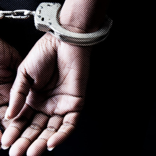 Cinci bărbaţi reţinuţi de poliţie pentru furt şi prostituţie, folosindu-se de deghizări în femei şi anunţuri online, pentru atragerea victimelor şi sustragerea banilor şi bijuteriilor lor