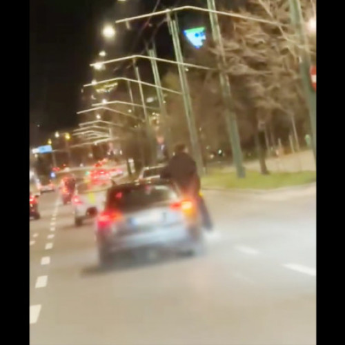 Barbat agatat de portiera unei masini in miscare, amendat de politie