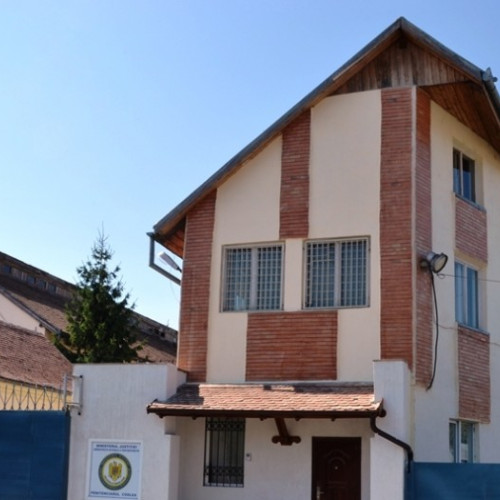 Angajații Penitenciarului Codlea din Brașov au oprit munca și au ținut un protest în fața instituției: cer salarii mai mari și sunt nemulțumiți de promisiuni nerespectate ale guvernului.
