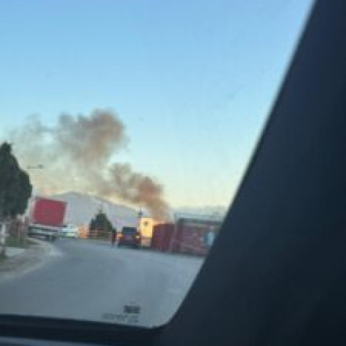 Maşină în Flăcări pe O Şosea din Braşov. Trafic Restrictionat în Apropiere de Hanul din Ardeal. Actualizare: Revenim cu Detalii.