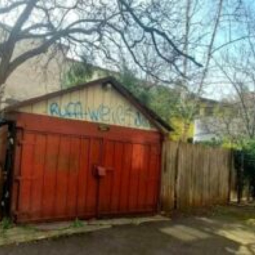 Proprietarul garajului din Brașov vinde construcția și primește și mașina în schimb! Veste de ultimă oră în lumea imobiliară.