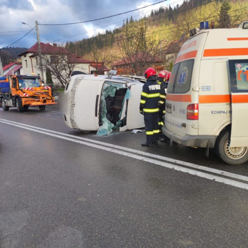 Cinci persoane rănite în urma unui accident în Prisaca Dornei, pe drumul DN17. Traficul rutier blocat pentru zeci de minute. Autoritățile fac cercetări pentru stabilirea cauzelor. Șoferilor li se recomandă să fie atenți în trafic!