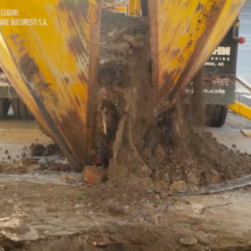 Nicușor Dan îndepărtează 9 arbori de pe Bulevardul Ghencea către Parcul Herăstrău cu ajutorul unui utilaj special de transplantare.