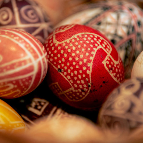 Maraton de încondeiat ouă la Casa Miveş din Sfântu Gheorghe: Vopsitul ouălor de Paşte devine o activitate gratuită şi distractivă cu Fundaţia Guzsalyas