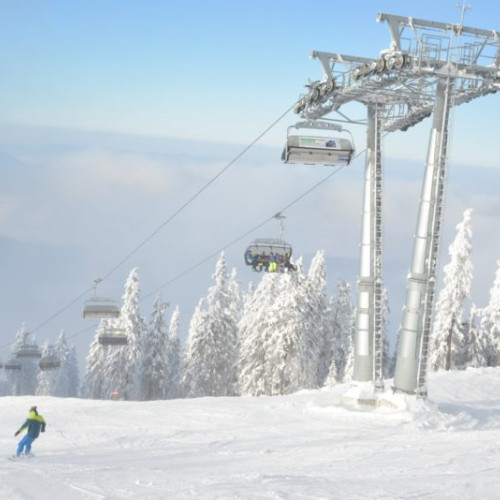 Sezonul de schi în Poiana Braşov se apropie de final, temperaturile ridicate distrug pârtiile