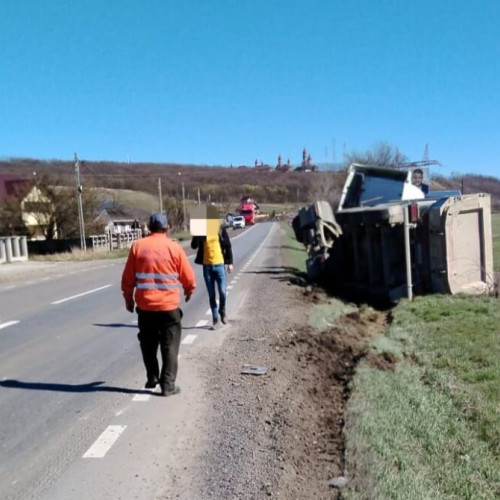 Autobasculanta răsturnată în zona exploziei unei anvelope. Accident pe DN 2 în Vadu Moldovei, Suceava. FOTO