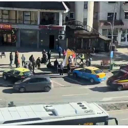Incident grav: Femeie de 82 de ani accidentată de cortul electoral al AUR